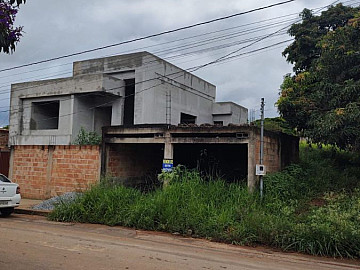 Meio lote 180 m2 com constru��o Novo Igarape