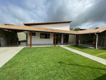 Casa com 3 quartos em lote de 360 m2